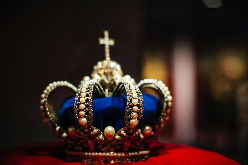 ilustrasi mahkota raja (unsplash.com/Markus Spiske)