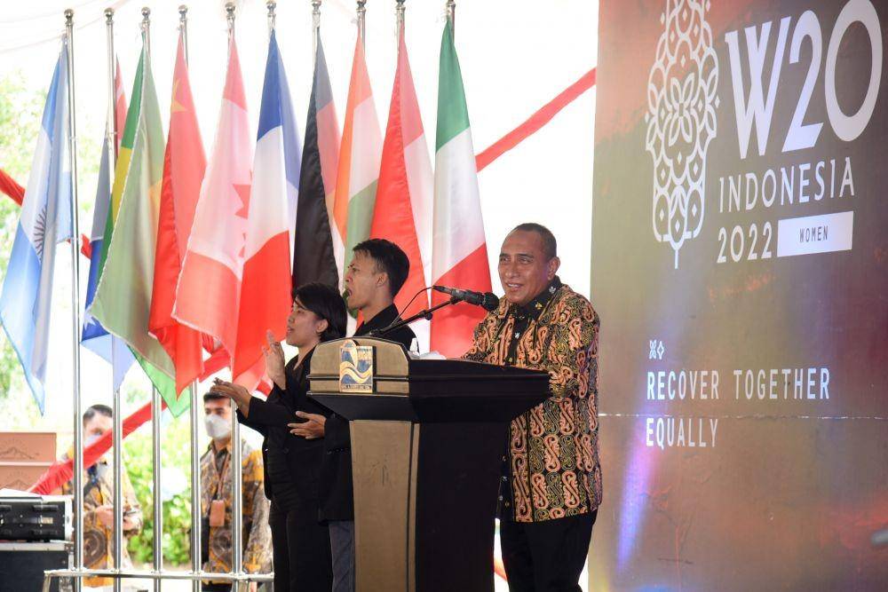 Gubernur Sumut Edy Rahmayadi saat berpidato dalam pembukaan W20 Summit di Danau Toba, Selasa (19/7/2022). (Veri Ardian/DISKOMINFO SUMUT)
