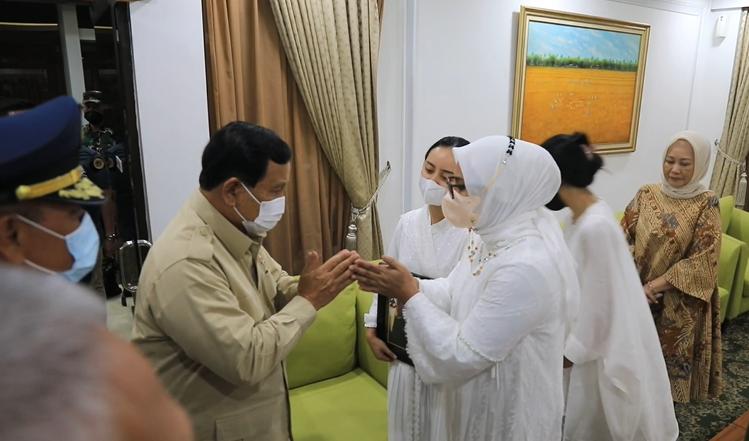Temui Keluarga Pilot TNI AU yang Jatuh di Blora, Begini Pesan Prabowo