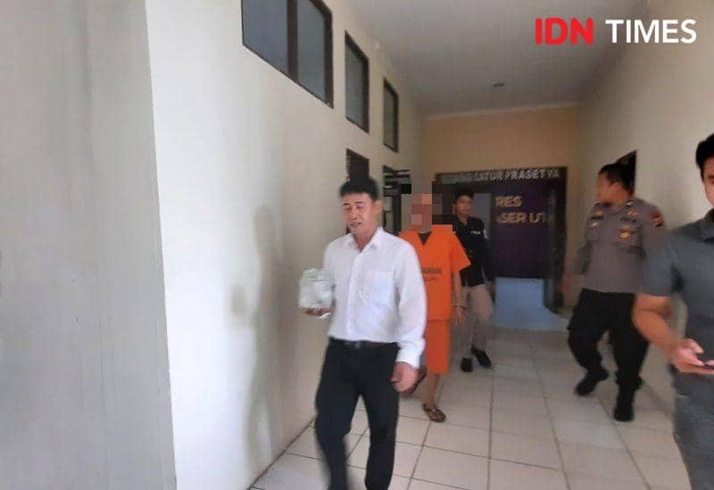 Kasat Resnarkoba Polres PPU, Iptu Iskandar Rondonuwu bawa toples berisi air sabu untuk dibuang ke kloset (IDN Times/Ervan)