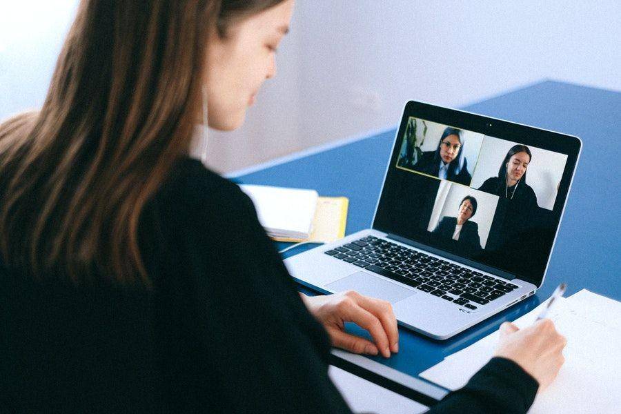 ilustrasi Zoom Meeting di laptop (Pexels.com/Anna Shvets)