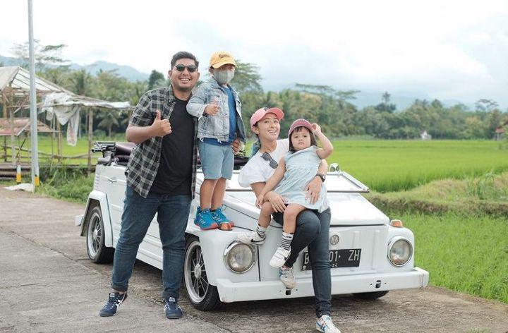 9 Potret Kebersamaan Chua Kotak dengan Keluarga, Keibuan Banget