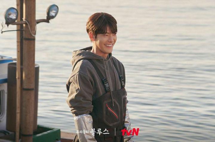 Kim Woo Bin di balik layar Our Blues (instagram.com/tvn_drama)