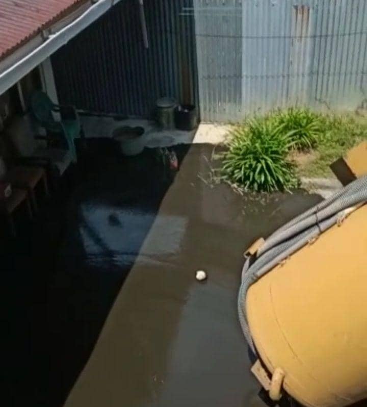 Kotoran manusia atau tinja yang tumpah setelah truk tangkinya terguling di Balikpapan (dok. Istimewa)