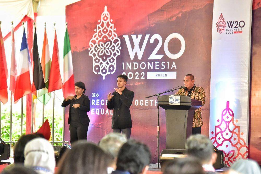 Gubernur Sumut Edy Rahmayadi saat berpidato dalam pembukaan W20 Summit di Danau Toba, Selasa (19/7/2022). (Veri Ardian/DISKOMINFO SUMUT)