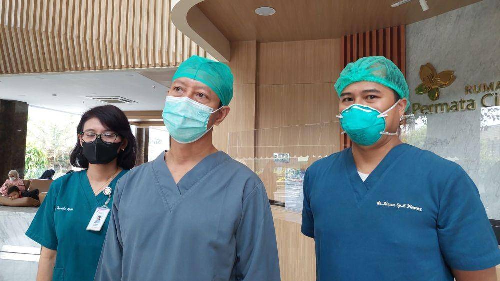Keterangan foto dari kiri ke kanan. dr Hendrika Retno yang menerima pasien di UGD, dr Imam Spesialis Anestesi Penanggung Jawab ICU HCU dan dr Rizza Spesialis Bedah RS Permata Cibubur. (dok. IDN Times/Uji Sukma Medianti)