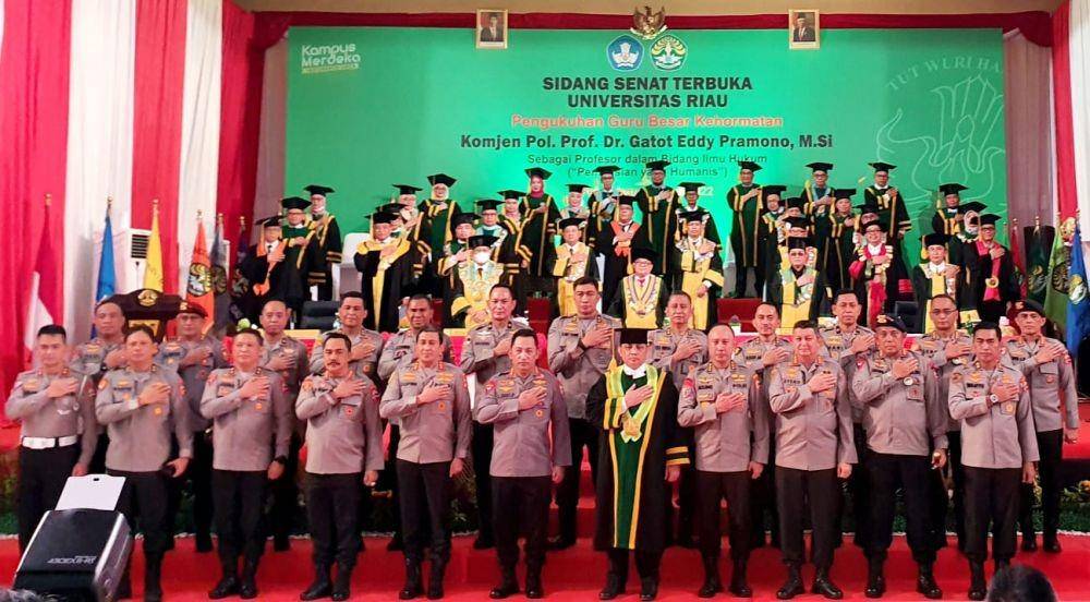 Pengukuhan Wakapolri Gatot Eddy Pramono jadi guru besar UNRI. Foto: Dok Polri.