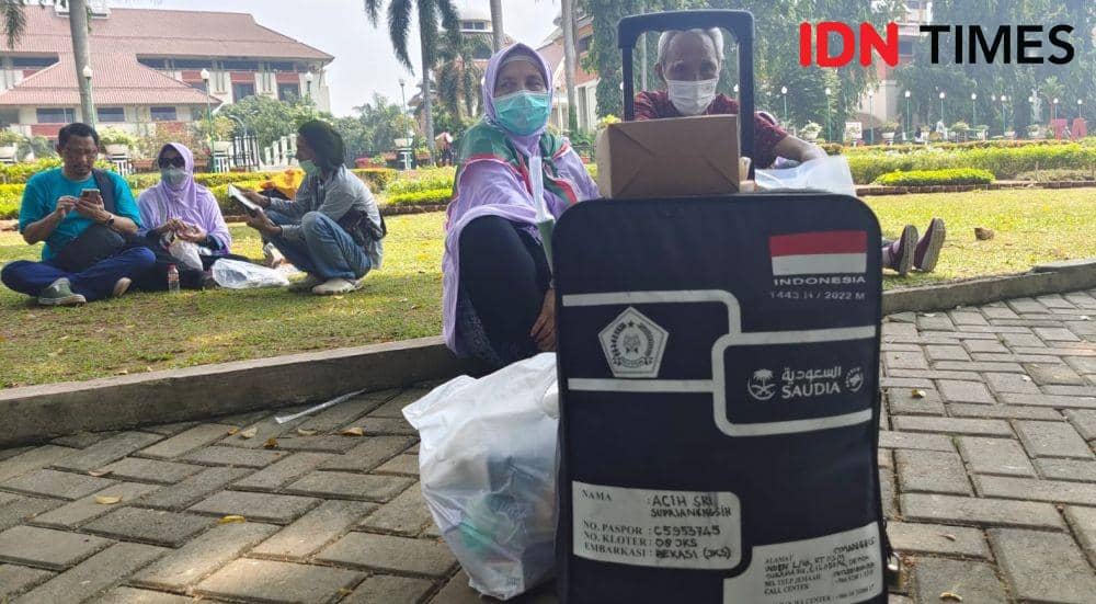 Salah seorang jamaah haji asal Depok sedang menunggu penjemputan di Balai Kota Depok. (IDNTimes/Dicky)