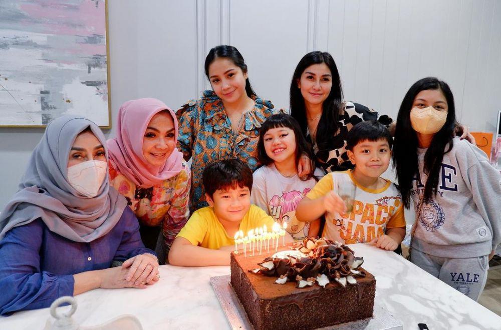 potret keluarga Nisya Ahmad (instagram.com/nissyaa)