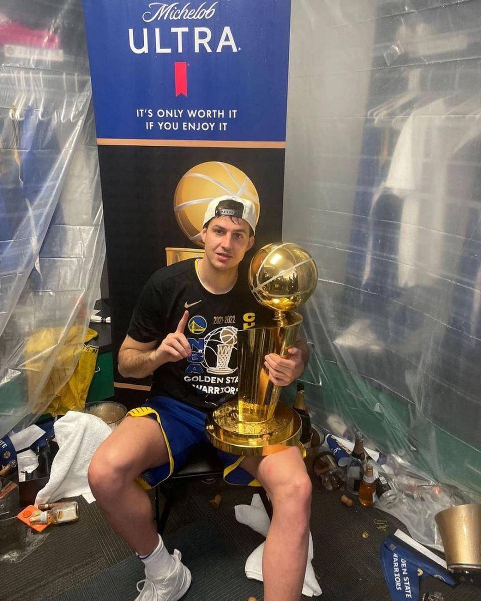 Nemanja Bjelica dengan trofi NBA (instagram.com/nemanjabjelica8)