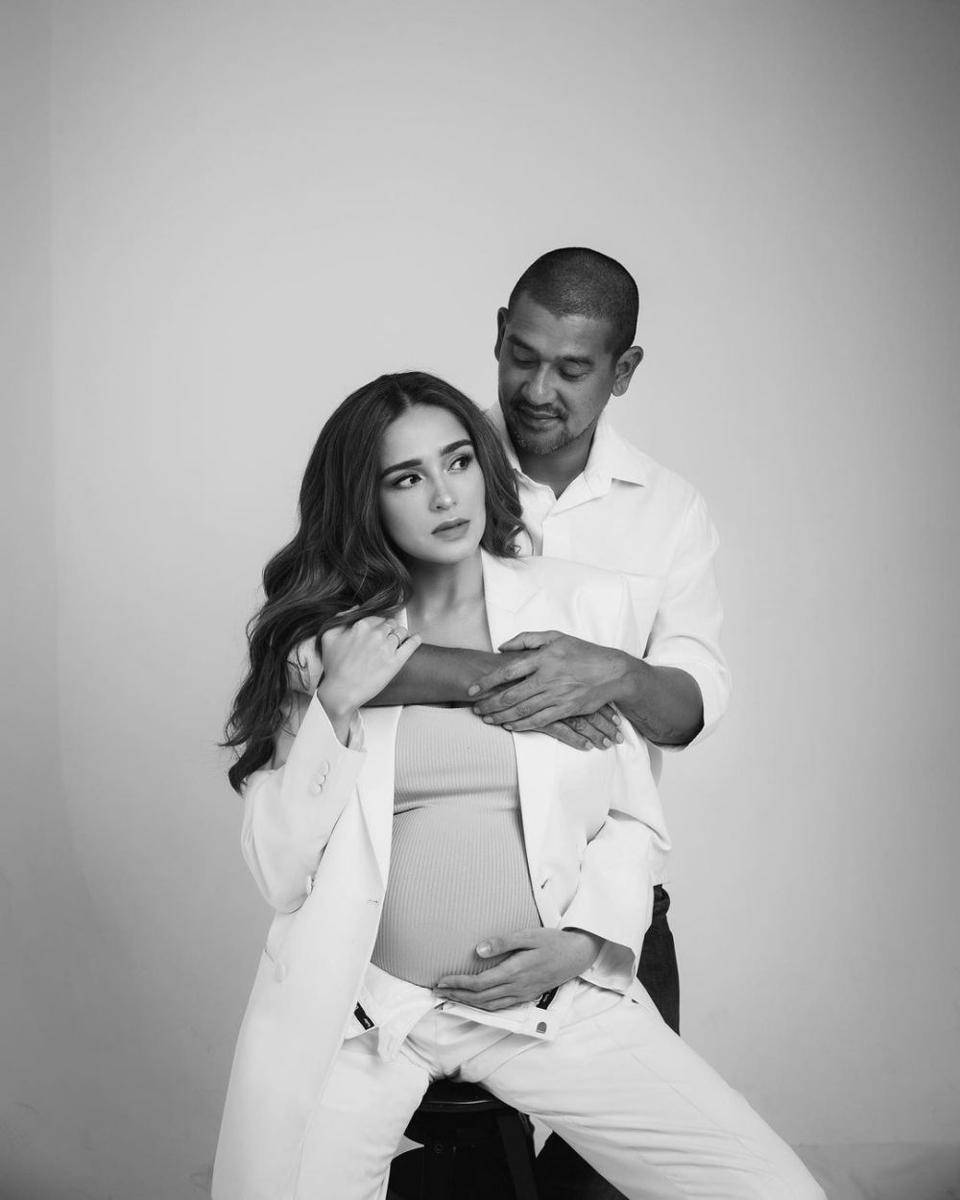 maternity shoot Yasmine Wildblood (instagram.com/yaswildblood)