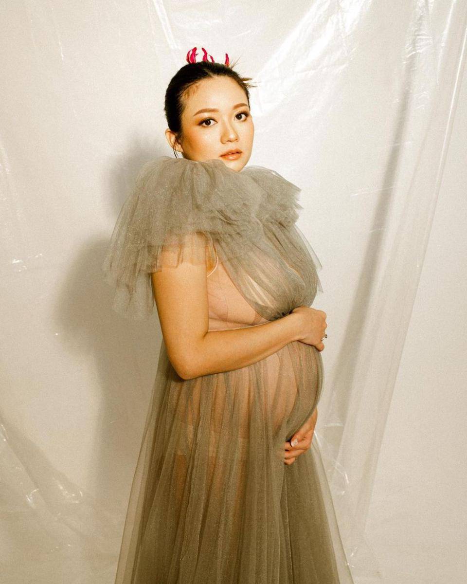 maternity shoot Stella Cornelia (instagram.com/stellacor)
