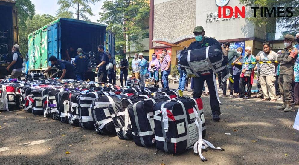 Sejumlah barang bawaan jamaah haji yang diturunkan dari angkutan kargo di Balai Kota Depok. (IDNTimes/Dicky)