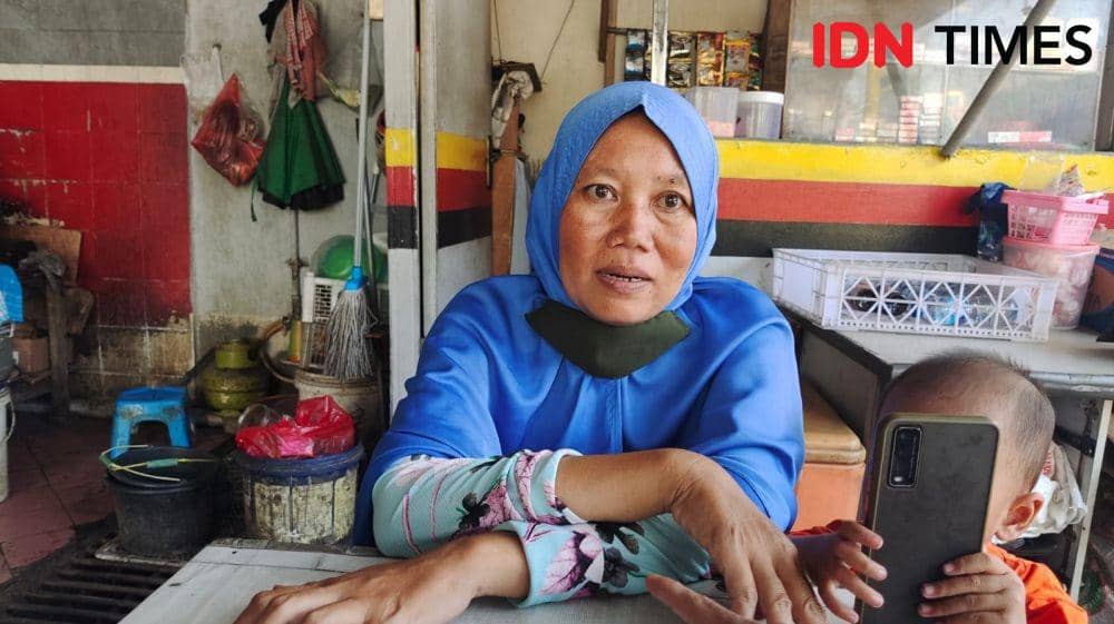 Yani saat ditemui IDNTimes menceritakan penemuan bayi di depan rumahnya di gang Kelinci, Kelurahan/Kecamatan Beji, Kota Depok. (IDNTimes/Dicky)