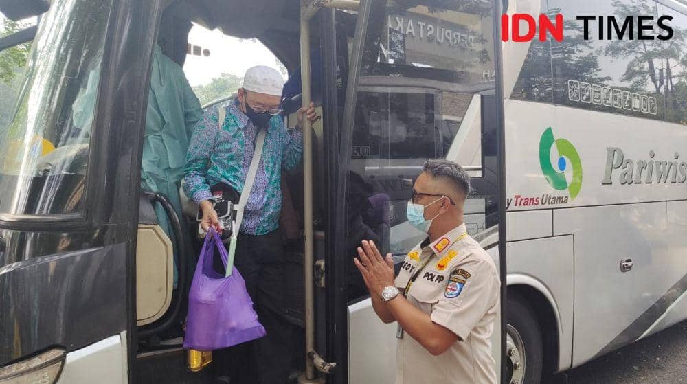 Salah satu jamaah haji asal Depok saat turun dari dari bis di Balai Kota Depok. (IDNTimes/Dicky)