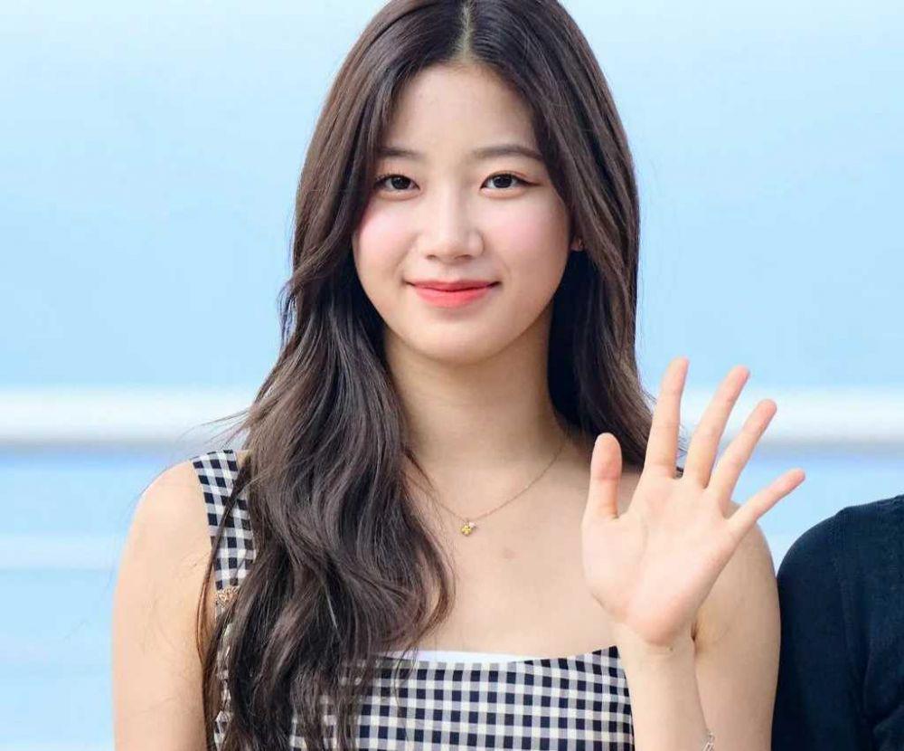 10 Ide OOTD Hits Ala Kazuha Le Sserafim, Simple hingga Anggun