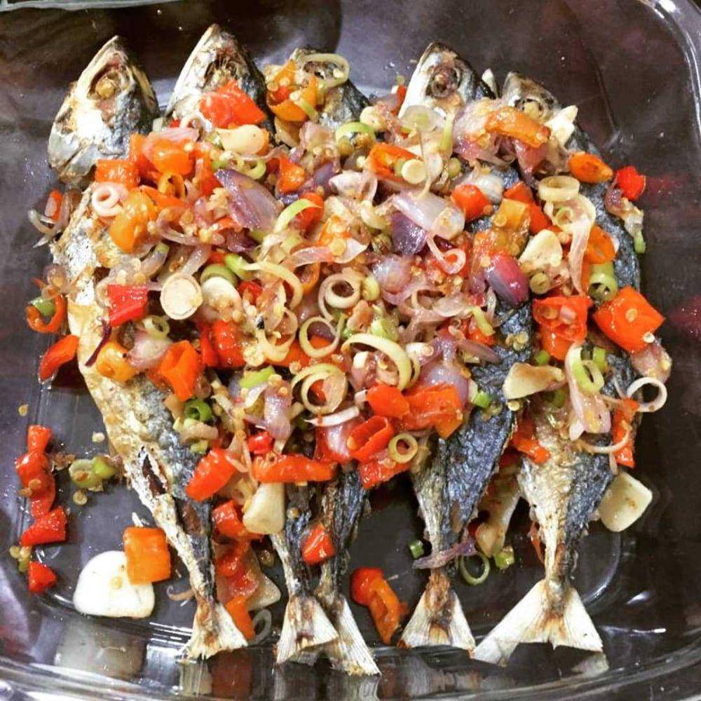 kembung goreng sambal matah (instagram.com/cecegilamakan)