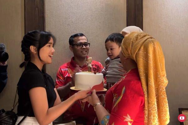 10 Potret Kejutan Ultah Oma Gala, Kue Unik hingga Ada 'Calon Mantu'