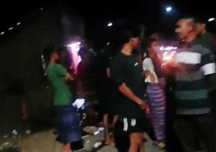 Foto warga saat melakukan blokade jalan. (Dok/Warga)