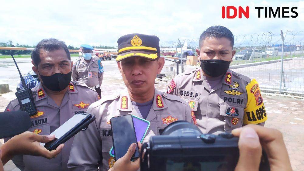 Kabid Humas Polda Papua, Kombes Pol Ahmad Mustofa Kamal saat diwawancara di Bandara Mosez Kilangin Timika, Papua IDN Times/ Ricky Lodar