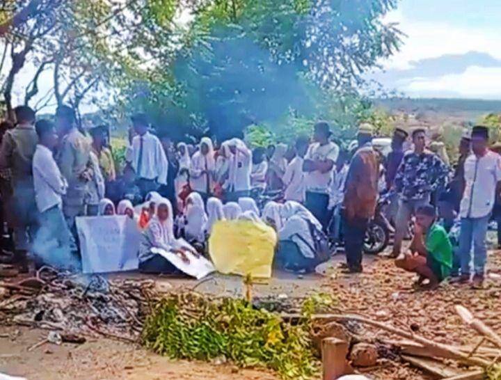 Foto puluhan siswa saat tutup jalan. (Sumber foto:Warganet)