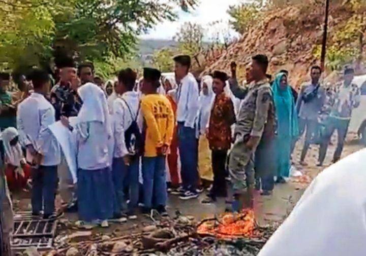Foto siswa SMAN 3 Wera saat blokade jalan. (Sumber:Warganet)
