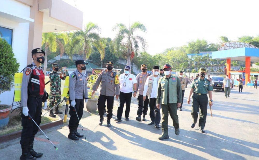 Kepala BNPB Letjen TNI Suharyanto meninjau Posko Pencegahan PMK di Pelabuhan Lembar Lombok Barat, Rabu (20/7/2022). (Dok. BNPB)