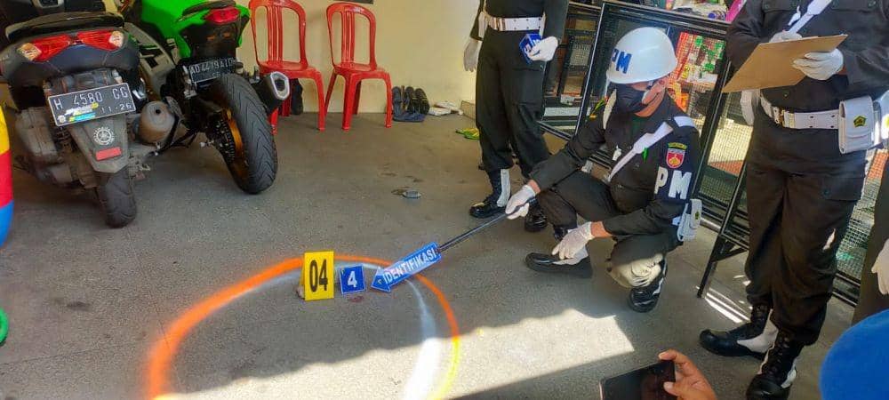 Seorang personel Polisi Militer menunjukan jejak pelaku di tempat penembakan istri anggota TNI di Jalan Cemara Banyumanik. (Dok Humas Polda Jateng)