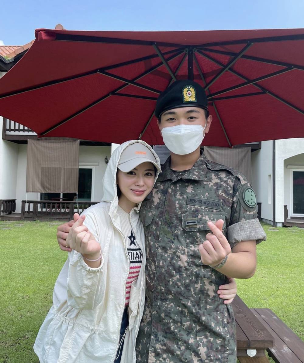 potret Ayana Moon mengenakan hoodie dan topi (instagram.com/xolovelyayana)