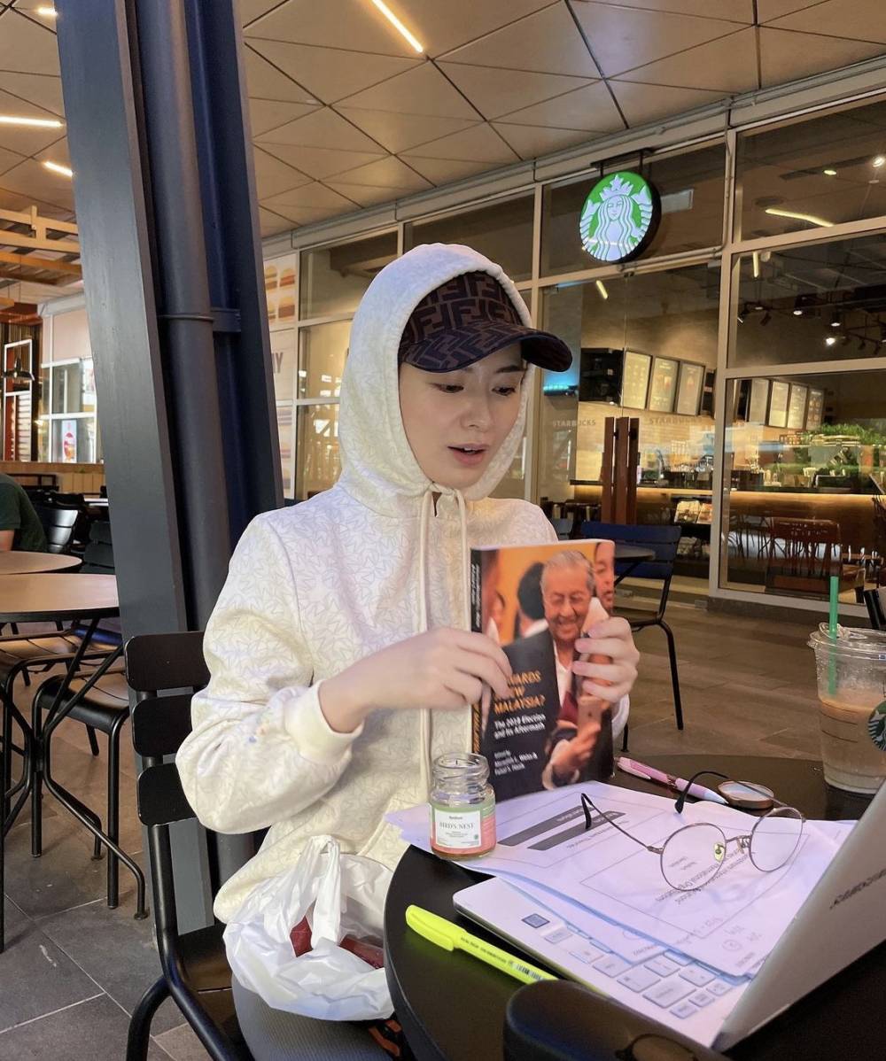 potret Ayana Moon mengenakan hoodie dan topi (instagram.com/xolovelyayana)