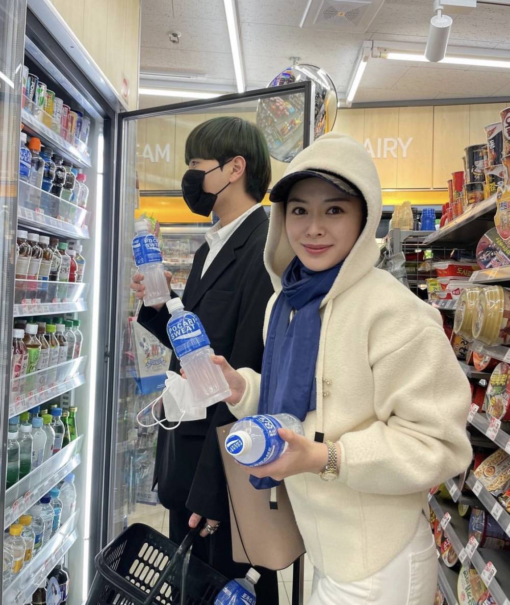 potret Ayana Moon mengenakan hoodie dan topi (instagram.com/xolovelyayana)