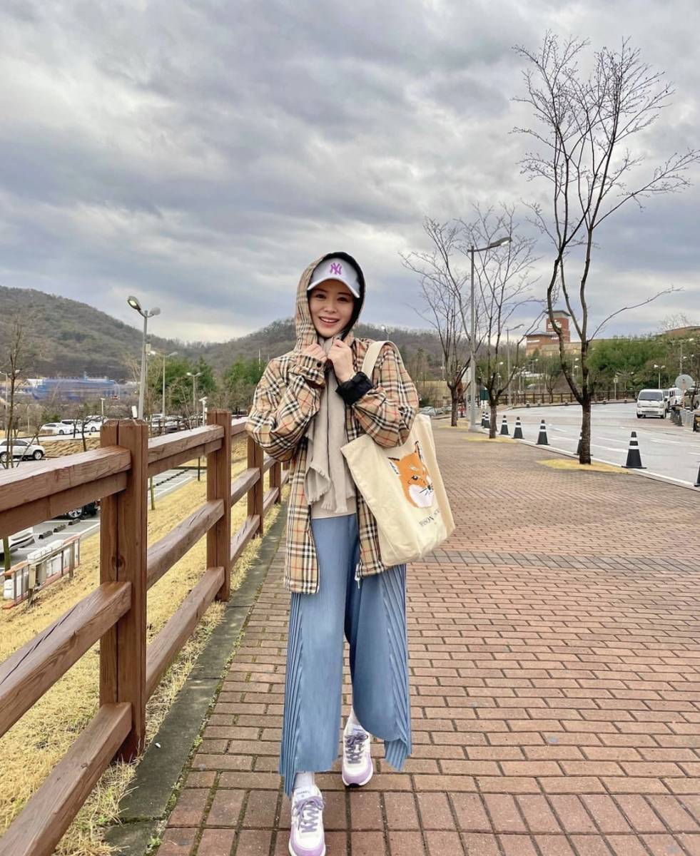 potret Ayana Moon mengenakan hoodie dan topi (instagram.com/xolovelyayana)
