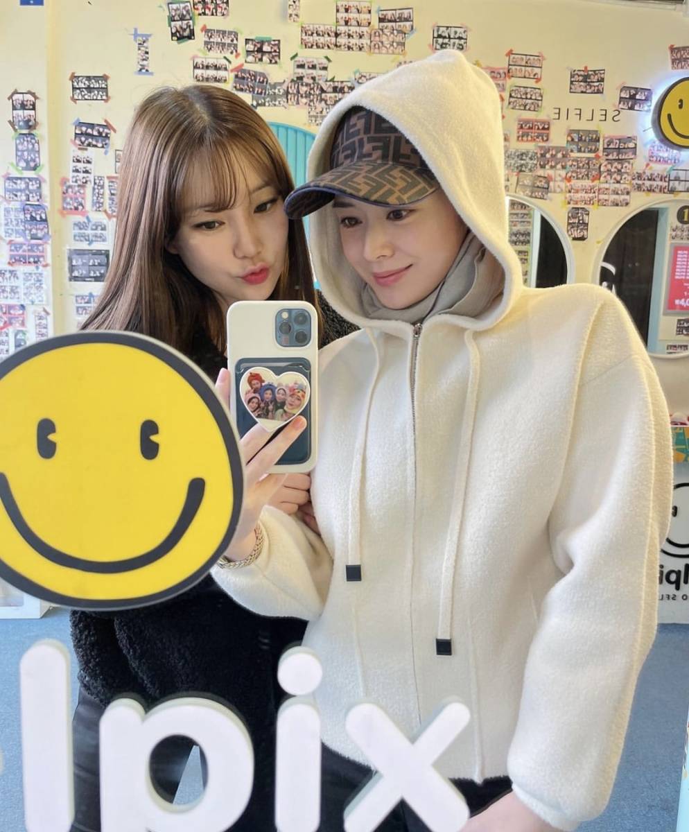 potret Ayana Moon mengenakan hoodie dan topi (instagram.com/xolovelyayana)