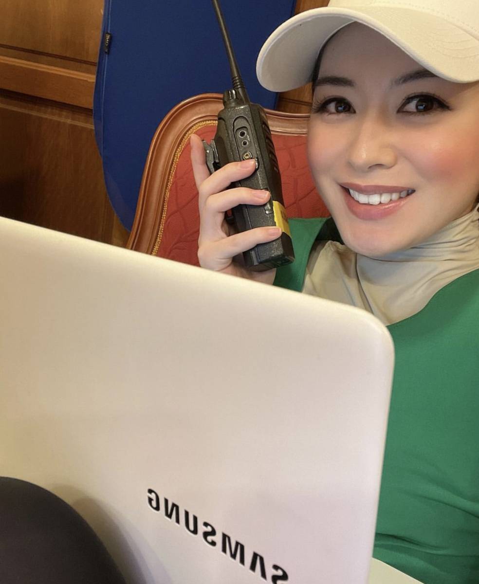 potret Ayana Moon mengenakan hoodie dan topi (instagram.com/xolovelyayana)