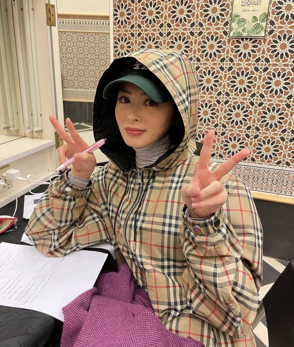 potret Ayana Moon mengenakan hoodie dan topi (instagram.com/xolovelyayana)