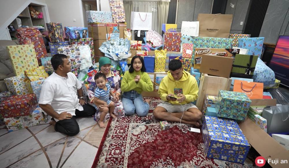 momen Gala buka kado ulang tahun (youtube.com/Fuji an)