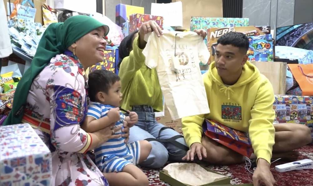 momen Gala buka kado ulang tahun (youtube.com/Fuji an)