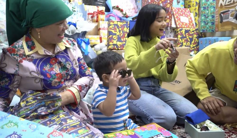 momen Gala buka kado ulang tahun (youtube.com/Fuji an)