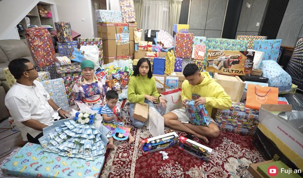 momen Gala buka kado ulang tahun (youtube.com/Fuji an)