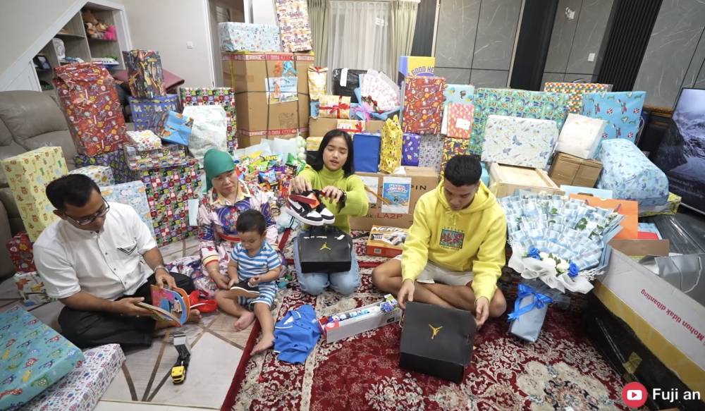momen Gala buka kado ulang tahun (youtube.com/Fuji an)