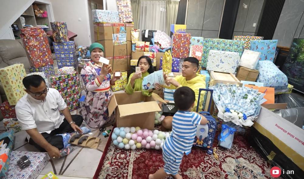 momen Gala buka kado ulang tahun (youtube.com/Fuji an)