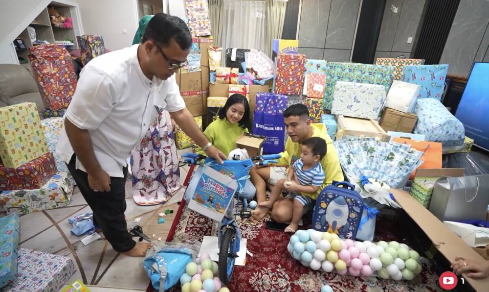momen Gala buka kado ulang tahun (youtube.com/Fuji an)