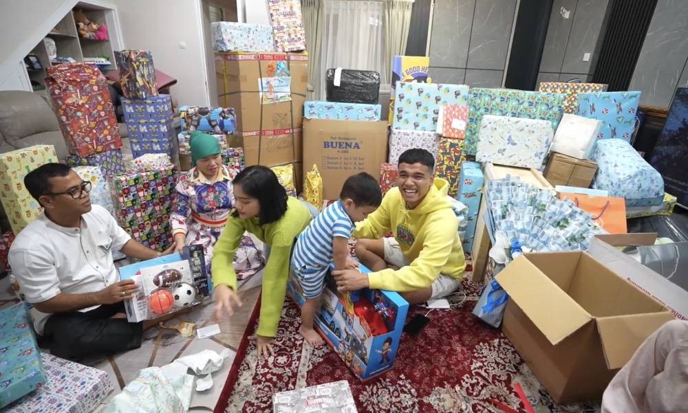 momen Gala buka kado ulang tahun (youtube.com/Fuji an)