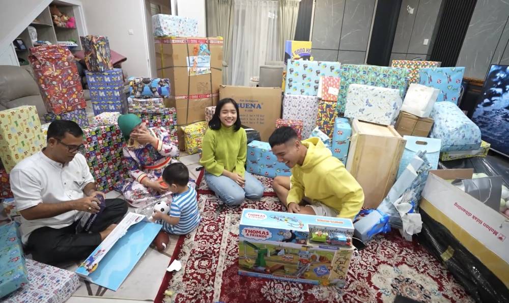 momen Gala buka kado ulang tahun (youtube.com/Fuji an)