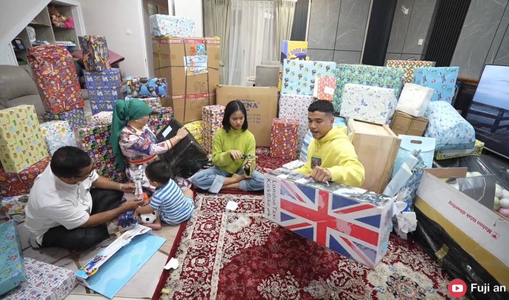 momen Gala buka kado ulang tahun (youtube.com/Fuji an)