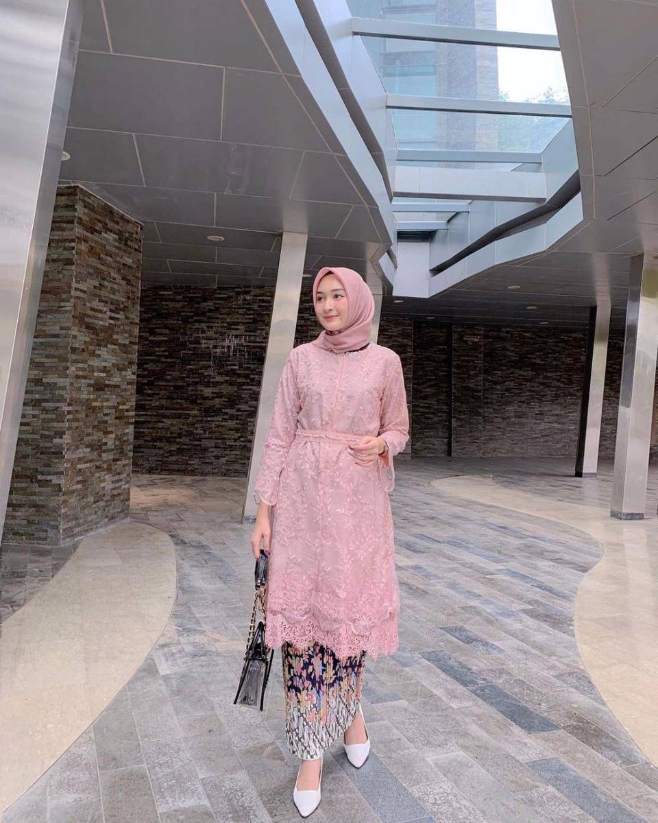 kebaya pink pastel (instagram.com/ingridyulikaa)
