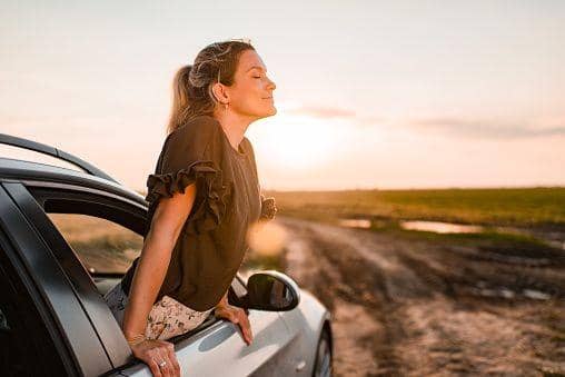 Menghirup udara lewat jendela mobil (istockphoto.com)