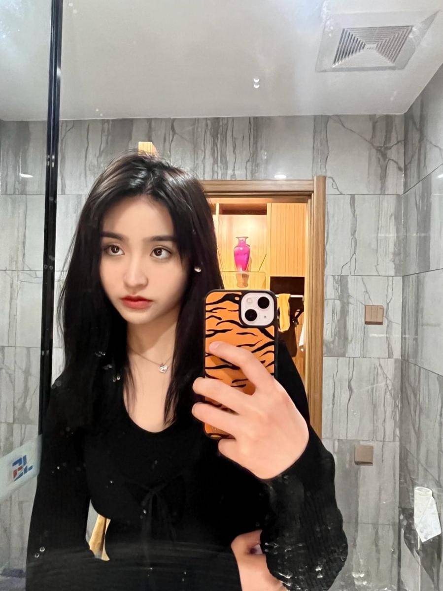 Jin Zihan (weibo.com/ NAME-金子涵 )