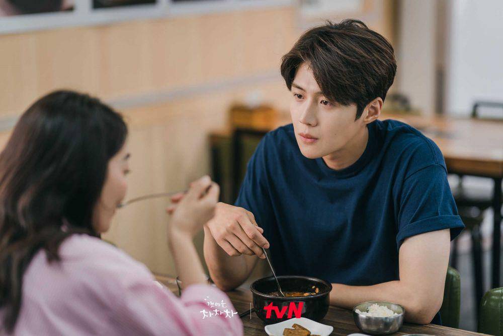 Kim Seon Ho sebagai Hong Du Shik dalam Hometown Cha Cha Cha (dok. tvN/Hometown Cha Cha Cha)