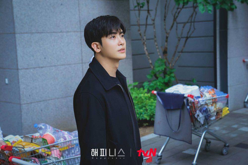 Park Hyung Sik sebagai Jung Yi Hyun dalam Happiness (dok. tvN/Happiness)